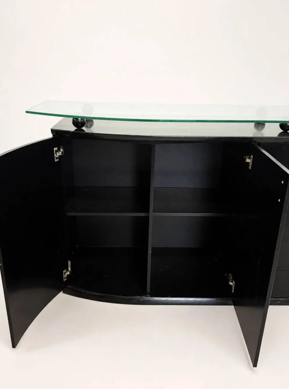 Buffet postmoderne en laque noire avec plateau en verre sur pieds boule