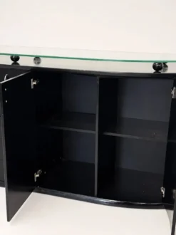 Buffet postmoderne en laque noire avec plateau en verre sur pieds boule