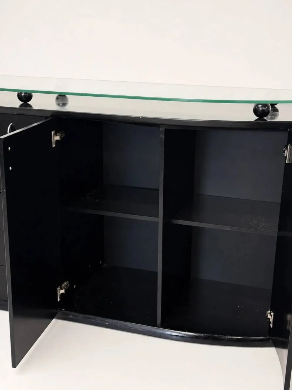 Buffet postmoderne en laque noire avec plateau en verre sur pieds boule