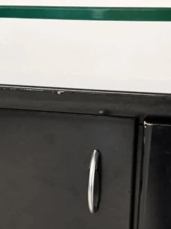 Buffet postmoderne en laque noire avec plateau en verre sur pieds boule
