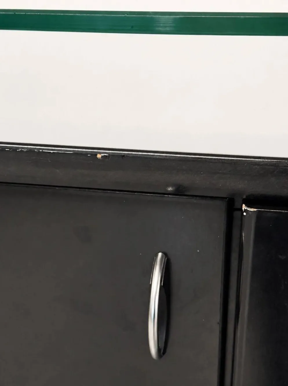 Buffet postmoderne en laque noire avec plateau en verre sur pieds boule