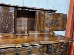 Buffet provençal Louis XV à glissants en noyer, fabrication des années 1950