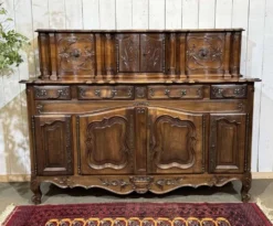 Buffet provençal Louis XV à glissants en noyer, fabrication des années 1950