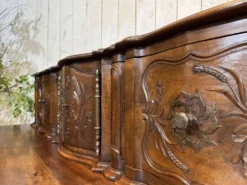 Buffet provençal Louis XV à glissants en noyer, fabrication des années 1950