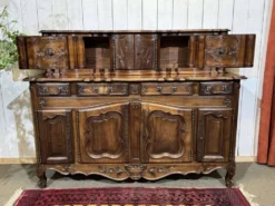Buffet provençal Louis XV à glissants en noyer, fabrication des années 1950