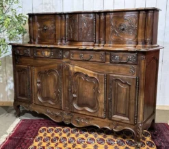 Buffet provençal Louis XV à glissants en noyer, fabrication des années 1950