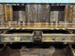Buffet provençal Louis XV à glissants en noyer, fabrication des années 1950