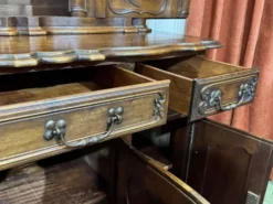 Buffet provençal Louis XV à glissants en noyer, fabrication des années 1950