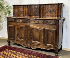 Buffet provençal Louis XV à glissants en noyer, fabrication des années 1950