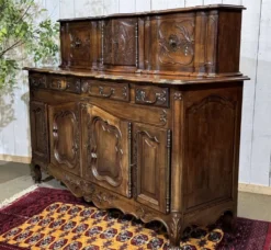 Buffet provençal Louis XV à glissants en noyer, fabrication des années 1950