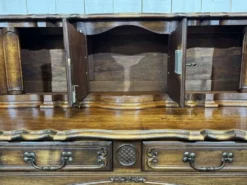 Buffet provençal Louis XV à glissants en noyer, fabrication des années 1950