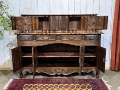 Buffet provençal Louis XV à glissants en noyer, fabrication des années 1950