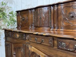 Buffet provençal Louis XV à glissants en noyer, fabrication des années 1950