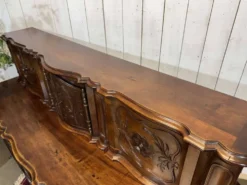 Buffet provençal Louis XV à glissants en noyer, fabrication des années 1950