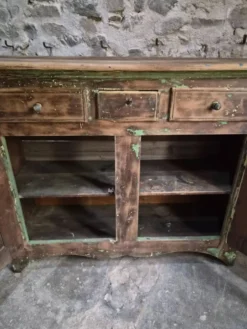 Buffet rustique français en noyer, XVIIIe siècle, 3 tiroirs et 2 portes
