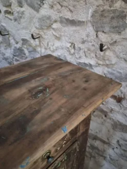Buffet rustique français en noyer, XVIIIe siècle, 3 tiroirs et 2 portes