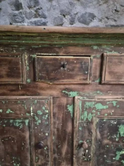 Buffet rustique français en noyer, XVIIIe siècle, 3 tiroirs et 2 portes