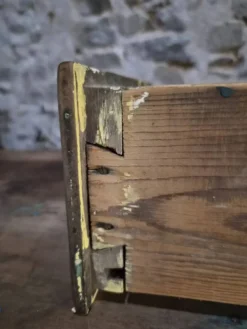 Buffet rustique français en noyer, XVIIIe siècle, 3 tiroirs et 2 portes