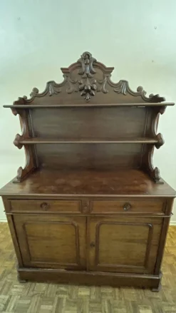 Buffet Saint-Hubert ancien fin XIXe à fronton sculpté