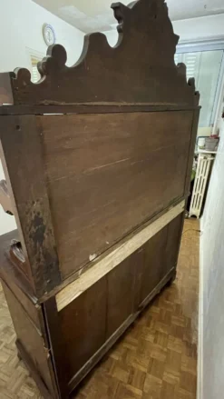 Buffet Saint-Hubert ancien fin XIXe à fronton sculpté