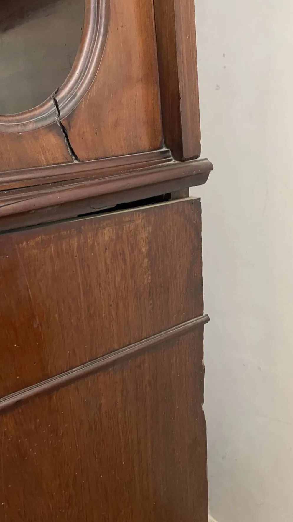 Buffet Saint-Hubert ancien fin XIXe à fronton sculpté