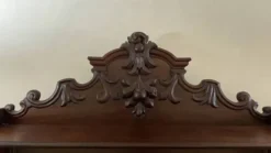 Buffet Saint-Hubert ancien fin XIXe à fronton sculpté