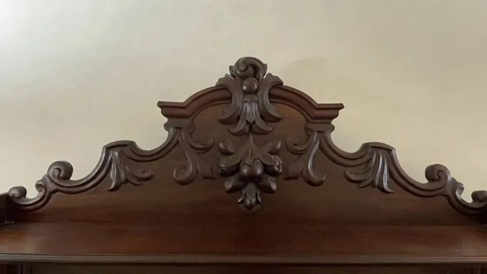 Buffet Saint-Hubert ancien fin XIXe à fronton sculpté