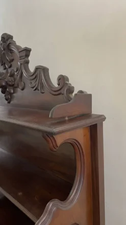 Buffet Saint-Hubert ancien fin XIXe à fronton sculpté