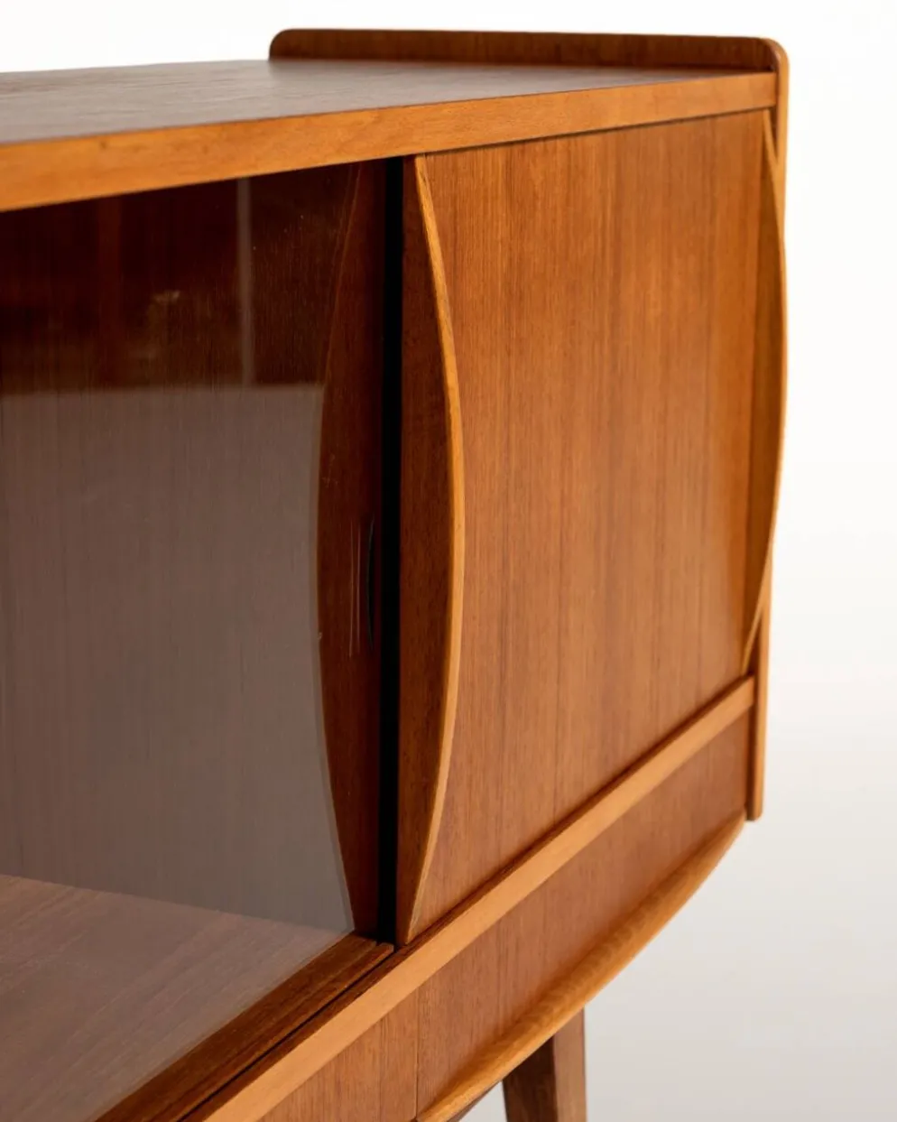 Buffet scandinave en teck avec verre fumé, années 1950-60.