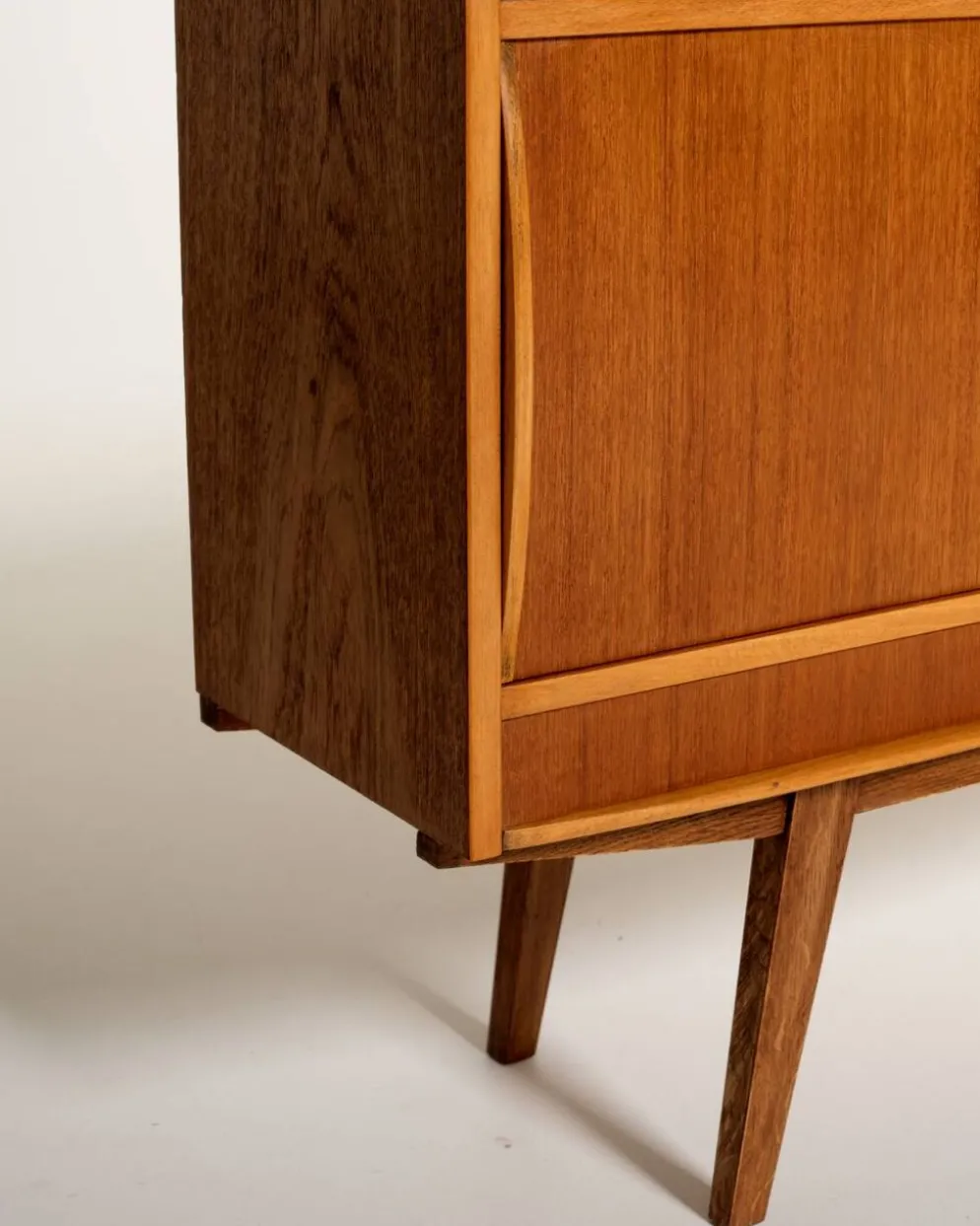 Buffet scandinave en teck avec verre fumé, années 1950-60.