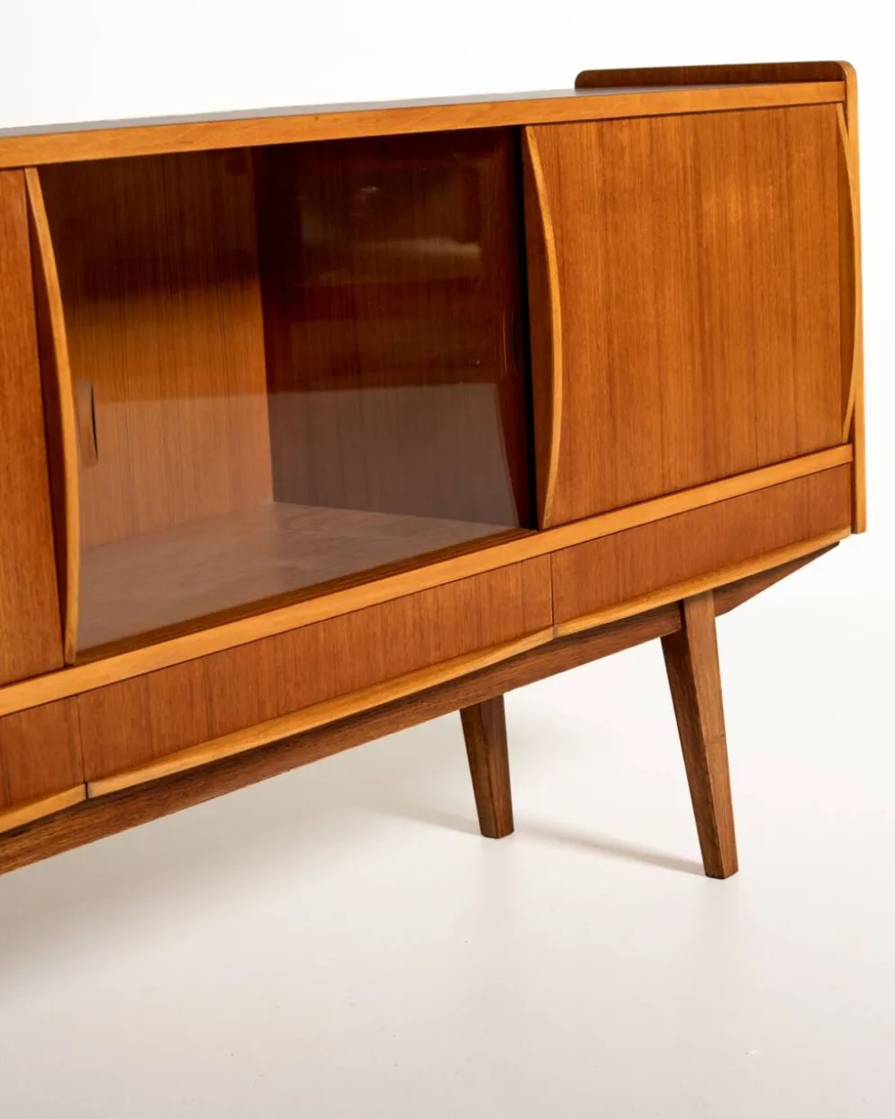 Buffet scandinave en teck avec verre fumé, années 1950-60.