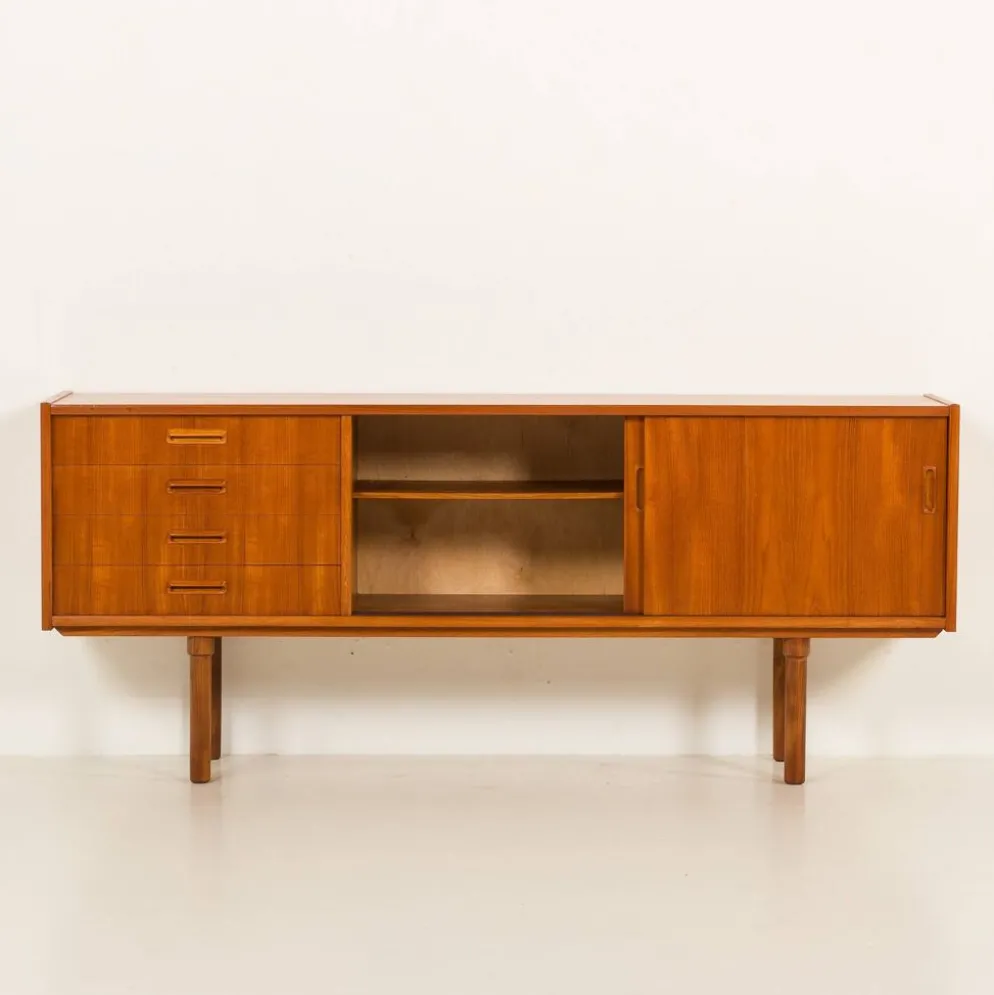 Buffet scandinave en teck dans le style de Nils Jonsson, années 1960.