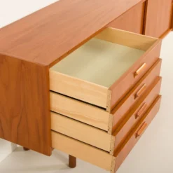 Buffet scandinave en teck dans le style de Nils Jonsson, années 1960.