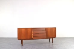 Buffet scandinave en teck du milieu du siècle par Nils Jonsson pour P.S. Heggen
