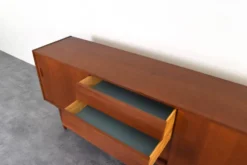 Buffet scandinave en teck du milieu du siècle par Nils Jonsson pour P.S. Heggen