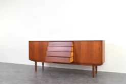 Buffet scandinave en teck du milieu du siècle par Nils Jonsson pour P.S. Heggen