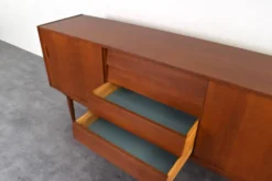 Buffet scandinave en teck du milieu du siècle par Nils Jonsson pour P.S. Heggen
