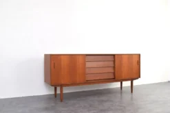 Buffet scandinave en teck du milieu du siècle par Nils Jonsson pour P.S. Heggen