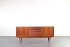 Buffet scandinave en teck du milieu du siècle par Nils Jonsson pour P.S. Heggen