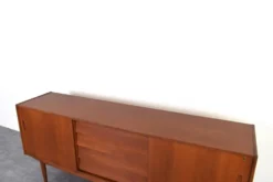 Buffet scandinave en teck du milieu du siècle par Nils Jonsson pour P.S. Heggen