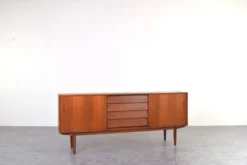 Buffet scandinave en teck du milieu du siècle par Nils Jonsson pour P.S. Heggen