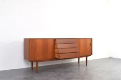 Buffet scandinave en teck du milieu du siècle par Nils Jonsson pour P.S. Heggen