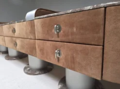 Buffet sculptural italien en suède et marbre Breccia, années 1970