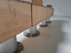Buffet sculptural italien en suède et marbre Breccia, années 1970