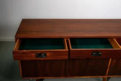 Buffet Stildomus avec des détails en laiton