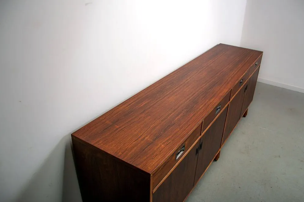 Buffet Stildomus avec des détails en laiton