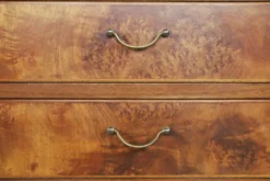 Buffet suédois ancien en noyer et ronce avec vitrine en verre, années 1940