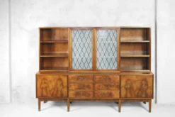 Buffet suédois ancien en noyer et ronce avec vitrine en verre, années 1940