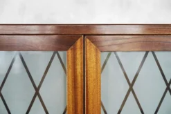 Buffet suédois ancien en noyer et ronce avec vitrine en verre, années 1940