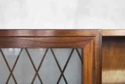 Buffet suédois ancien en noyer et ronce avec vitrine en verre, années 1940